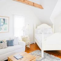 Relaxing guesthouse with pool, stunning views close to beach, hotel i nærheden af Nantucket Memorial Airport - ACK, Nantucket