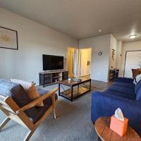 HUGE Apartment, 2 Bedroom, 2 Bathroom, Park Free, hotel perto de Aeroporto de Dodge Center - TOB, Rochester