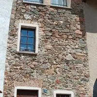 Antica torre del castello Casa Ceresiana, hotel u gradu 'Carabietta'