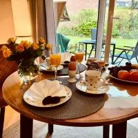 SommerLund - macht Laune auf Meer - Ruhige und sonnige Ferienwohnung mit Terrasse und Garten nahe Strand und Ostsee, готель у місті Шенгаґен