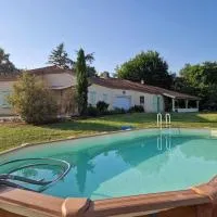 Magnifique Villa à la campagne avec piscine، فندق في Saint-Aubin