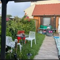 Petit paradis accueillant piscine proche CNFDI Chambre privée, hotelli kohteessa Brunoy