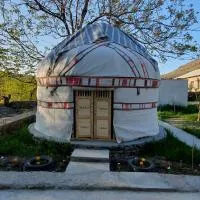Kakhar Yurt stay & Mountain village, hotel sa Sentyab