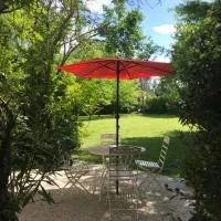 Chateau De Grenier Apartment, hotel u gradu Saint-Léger