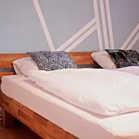 Colourful 2.5 Bedroom With Large Balcony & Garden., hotelli kohteessa Prinzersdorf