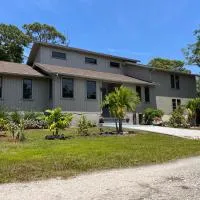 tropical bay house, hotel v mestu Englewood