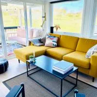 Dejligt sommerhus med udsigt over fjorden, hotel i Løgstrup