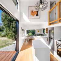 Tiny Home on 1 Acre Land in Picturesque Hawea Flat, hotel v destinaci Hawea Flat