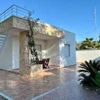Villa Edoardo con pineta a 250 metri dal mare, hotel v destinácii Torre Squillace