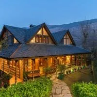 The Manor - Kullu by StayVista - 4BHK Mountain-View Villa with BBQ, hotel di Manali