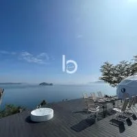 b local Umitosora - 2 BR Villa with Breathtaking Ocean View for 10 Ppl, готель у місті Куре