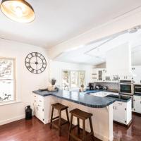 Berkshire Vacation Rentals: Chic Pittsfield Home With A View, hotel poblíž Pittsfield Municipal - PSF, Pittsfield