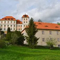 Zámecká lesovna, хотел в Valeč
