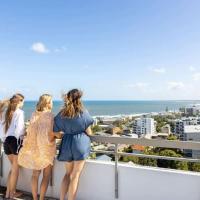 Breezy Kings Beach Apartment with Ocean Views, hotel en Kings Beach, Caloundra