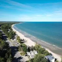 Viesnīca Beach Club of Oscoda Beach House on Lake Huron pilsētā Oscoda