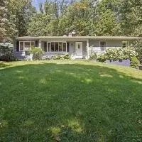 Large Private House on 5 Wooded Acres. Total Privacy!, hotel a Hackettstown
