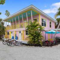 Charming Suite with Balcony and Bikes at Historic Sandpiper Inn, hotell i Sanibel