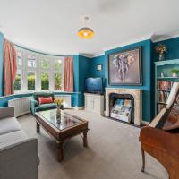 A delightful 4-bedroom home with a private garden, hotel in Mortlake, London