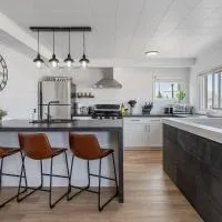 The Hidden Loft I 5-min Walk 2 Beach I DT I 55 TV، فندق في بحيرة سيلفان