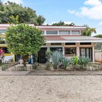 Bright and Spacious Loft-Style Apartment a Five-Minute Walk to the Beach، فندق في كوكو