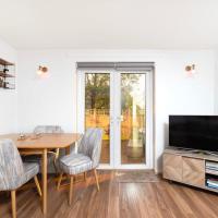 Charming 1BR flat with patio perfect for couples, hotel din Sydenham, Londra