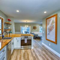 Captivating Coastline 2 BR Retreat with Ocean View, hotel poblíž Kodiak Airport - ADQ, Kodiak