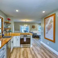 Captivating Coastline 2 BR Retreat with Ocean View, hotel a Kodiak