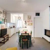 Casa In Contrada by Quokka 360 - Colorful Village House on Lake Lugano, hotelli kohteessa Bissone