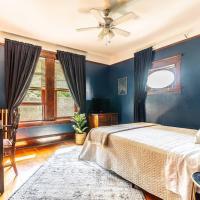Charming Room in Historic BnB with Parking - Rm 5, hotel in Capitol Hill, Seattle