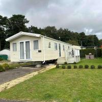 Lakeside Escape Modern 2 Bedroom Holiday Home, hotel dekat Sywell Aerodrome - ORM, Overstone