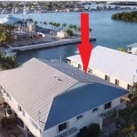 Easy Ocean Access 30' Dock - House - Private Club w/ Heated Pool and Sandy Beach, hotell i Key Colony, Key Colony Beach