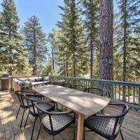 Spacious, Central, & Cozy Cabin Near Lake & Trails, hotell i Carnelian Bay