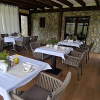 Plitvice Inn: Jezerce şehrinde bir otel