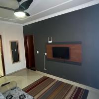 Aconchegante casa com Ar em todos os quartos, hotel in zona Aeroporto di Ourinhos - OUS, Ourinhos