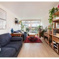 chic 3-BR home welll located in Islington