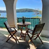 Luxury Seafront Wellness Apartment with Sauna, hotel en Nečujam