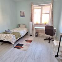 Room near Triangeln Station- shared kitchen and bathroom, готель в районі Innerstaden, у місті Мальме