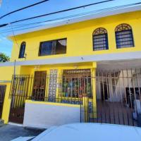 10BR, 6BA Compound Perfect for Large Groups, Near Ocean Park Beach, hôtel à San Juan (Santurce)