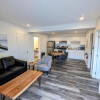 Newly Renovated 2 Bedroom Beach Front Condo 3A, מלון ליד Smiths Falls-Montague Airport - YSH, Lanark