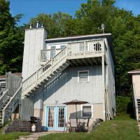 Newly Renovated 2 Bedroom Beach Front Condo 2C, hotel poblíž Letiště Smiths Falls-Montague - YSH, Lanark