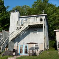 Newly Renovated 2 Bedroom Beach Front Condo 2C – hotel w pobliżu miejsca Lotnisko Smiths Falls-Montague - YSH w mieście Lanark