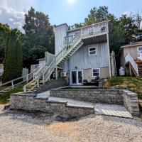 Newly Renovated 2 Bedroom Beach Front Condo 3C, מלון ליד Smiths Falls-Montague Airport - YSH, Lanark