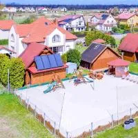 Pensjonat Kwiatkowski domek nr 1، فندق في Nowęcin