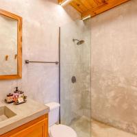 Seabird Dwellings Villa with Private Splash Pool and Dock, hotel cerca de Placencia Airport - PLJ, Placencia