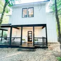 the RISER - BRAND NEW Modern Hideaway in Broken Bow, hotel din Broken Bow