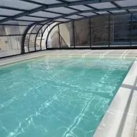 gite la bonnelle piscine spa, hotel din Grillon