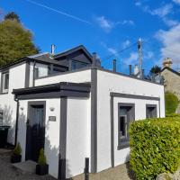 Lochside cottage with scenic terrace views, Argyll，Clynder的飯店