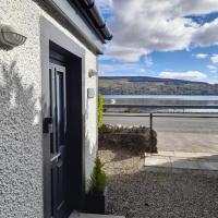 Lochside cottage with scenic terrace views, Argyll, hotel in Clynder