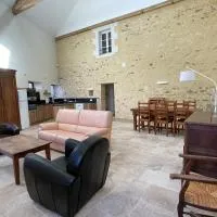Gîte La Maison des Poètes de 1 à 6 personnes à Treigny Perreuse, ξενοδοχείο σε Perreuse