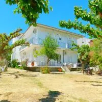 Viesnīca Κωνσταντίνος Έλενα Studios pilsētā Pefki
